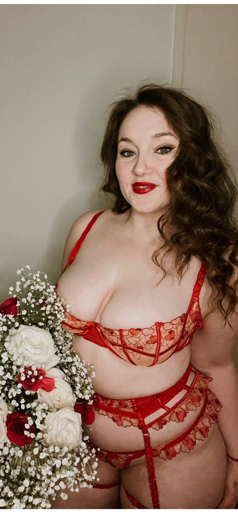 Pale skin - Red lips - FREE