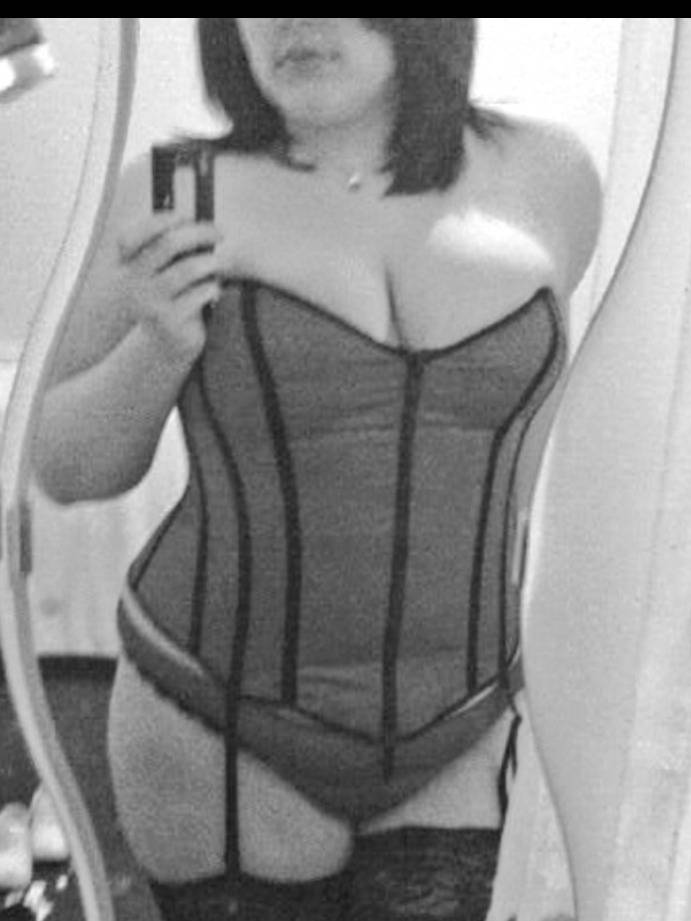 Hot Curvy Wife