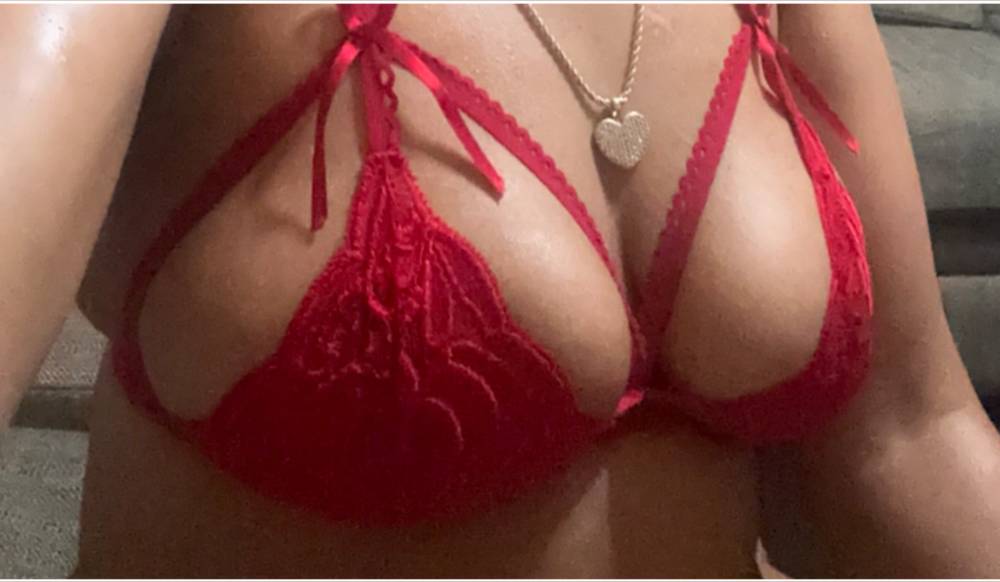 Pretti Red Titties91